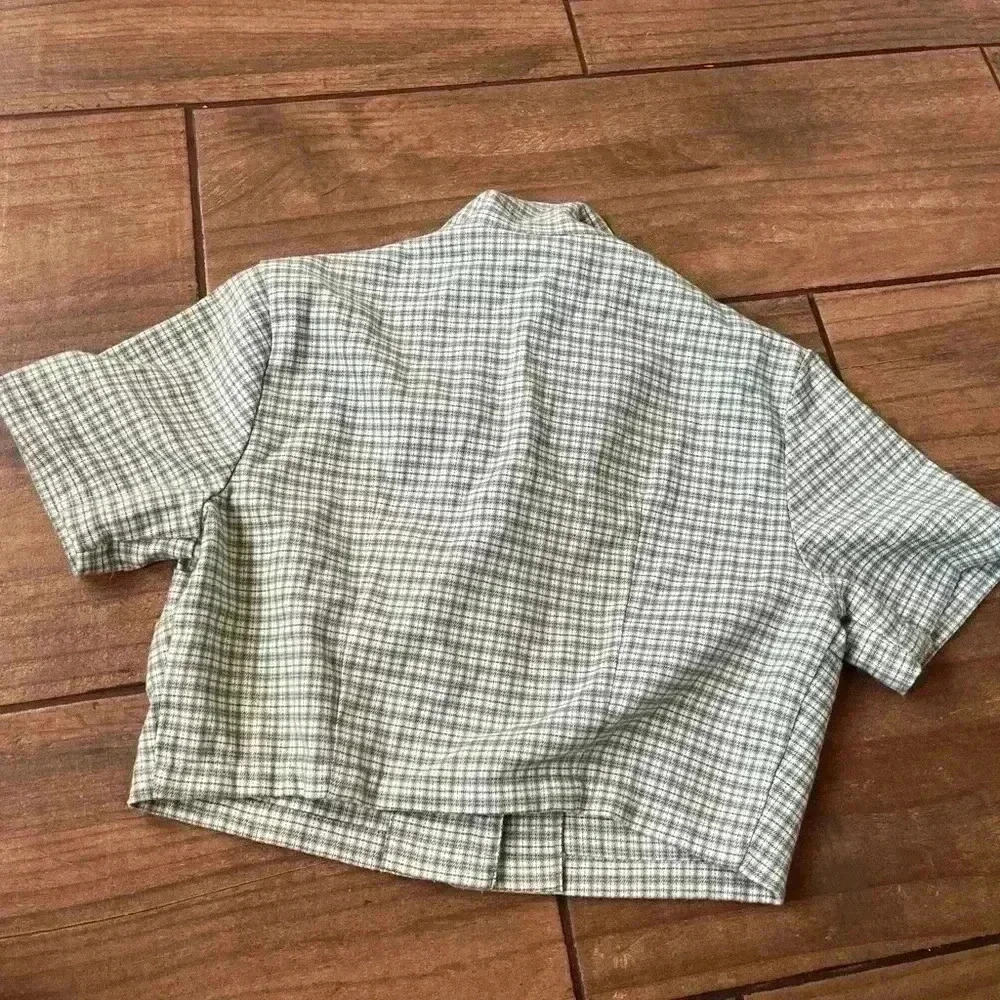 John Galt Cropped Top Womens Green Short Sleeve Notch Collar 3 Button - Picture 3 of 4